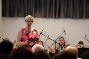 GLST, odprtje 52 mednarodnega tabora, povezovalka Petra Krnc Laznik, foto Alenka Strazisar Lamovsek (4)